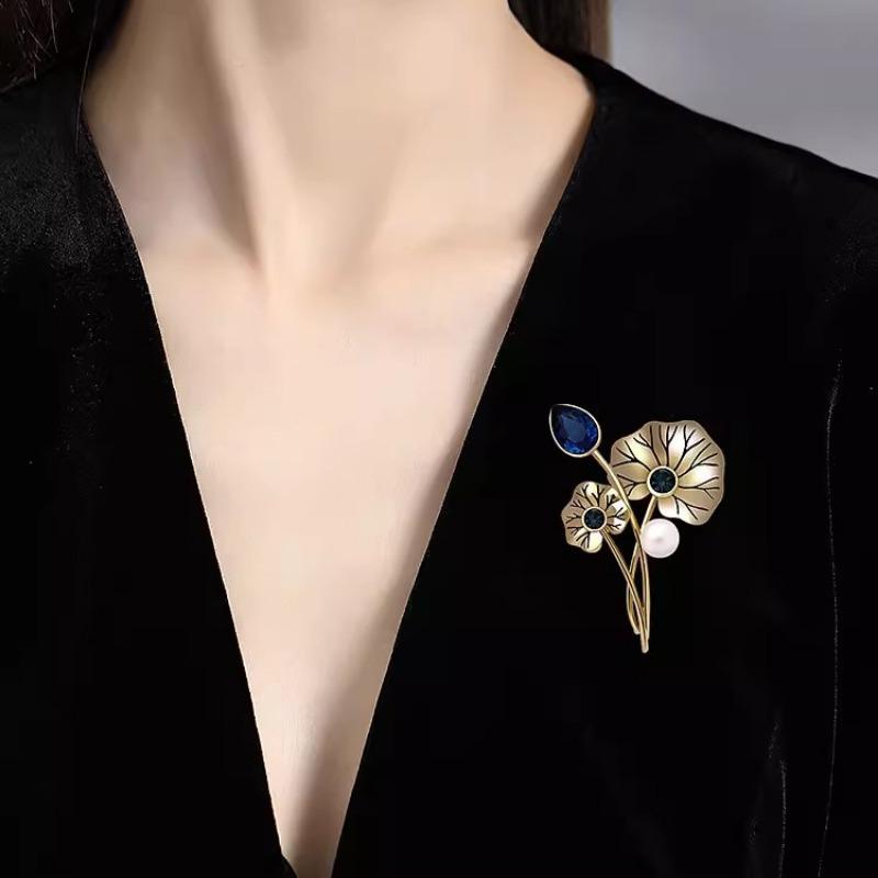 Retro Qingqing Lotus Brosche, Vielseitige und elegante Perlen-Lotusblatt-Brosche, Leichter Luxus und Nischen-Design-Sinn-Brosche