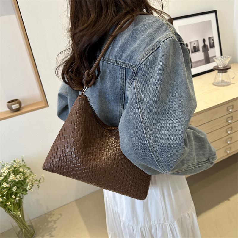 Vintage Chic Underarm Bag Female 2024 New Spring Personality Tote Bag Small Niche Crossbody Shoulder Bag