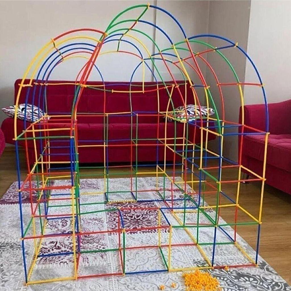 Детский ребенок вставляет воображение интеллекта и силовой ...