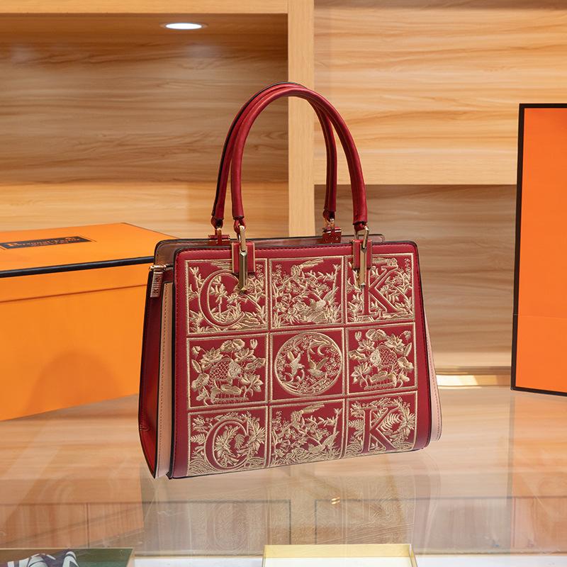

Light luxury high-end handbag 2025 new national style handmade embroidered bag mother style atmospheric shoulder bag women красный