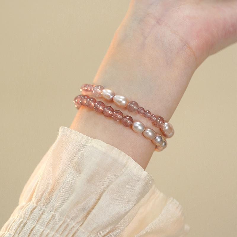 Natürliches Süßwasserperlenarmband, süßes und frisches Erdbeerkristallarmband, gespleißtes Perlendesign, stapelbar zu tragender Schmuck Damen