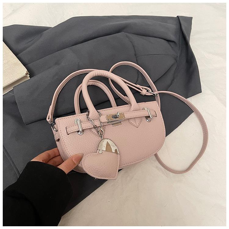Retro portable super fire bag women's 2025 new spring and summer light luxury fashion niche high-end textured messenger bag