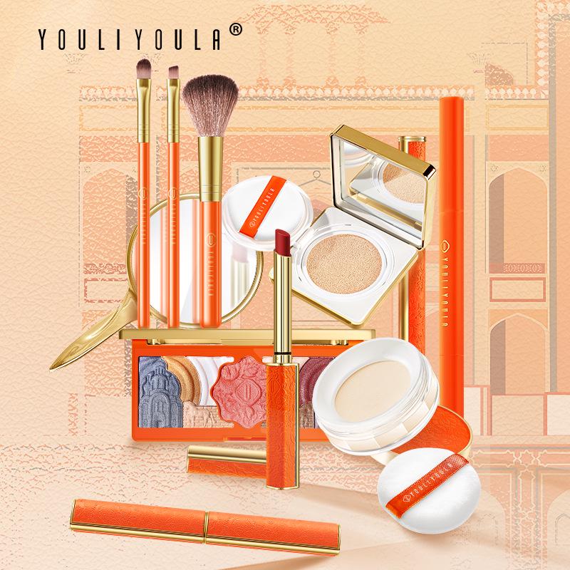 Yuli Yula 11-teiliges Make-up-Set: BB Cream, Rouge, Lidschatten-Palette, Lippenstift & mehr in einer Beauty-Geschenkbox.