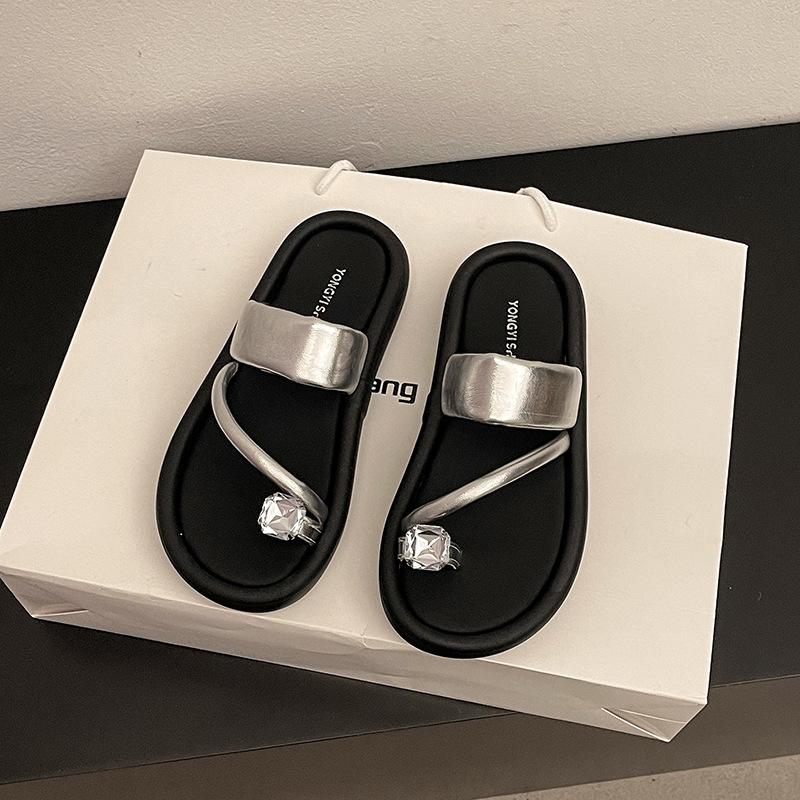 Fashion tribe Internet celebrity rhinestone cool slippers women's summer wear 2025 spring new one-word strap foot thick bottom drag