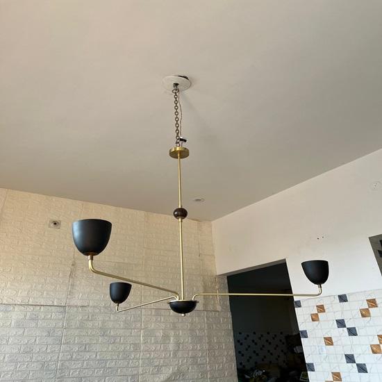 Mosazný lustr, moderní tříramenné stropní svítidlo, závěsné osvětlení inspirované polovinou století, stylová bytová dekorace