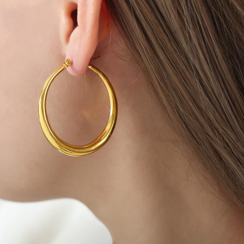 French Retro Hoop Earrings: 18K Gold Titanium Steel, Stylish and Versatile Design for Women.