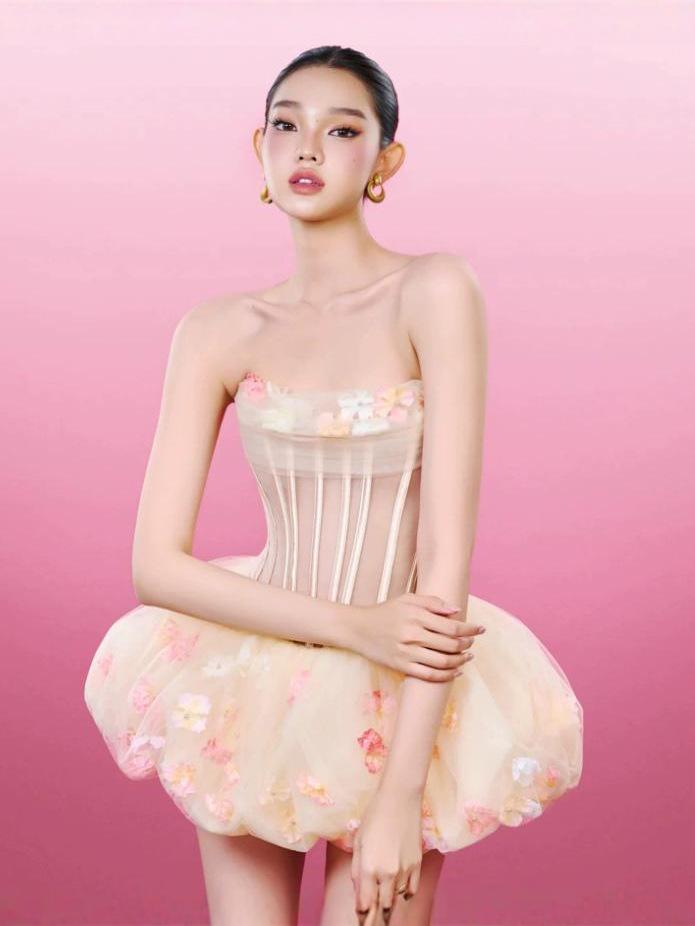 26-Year Anniversary Vietnam Designer Strapless Fishbone Dress with Mesh Flower Puffy Skirt for Fairy Parties