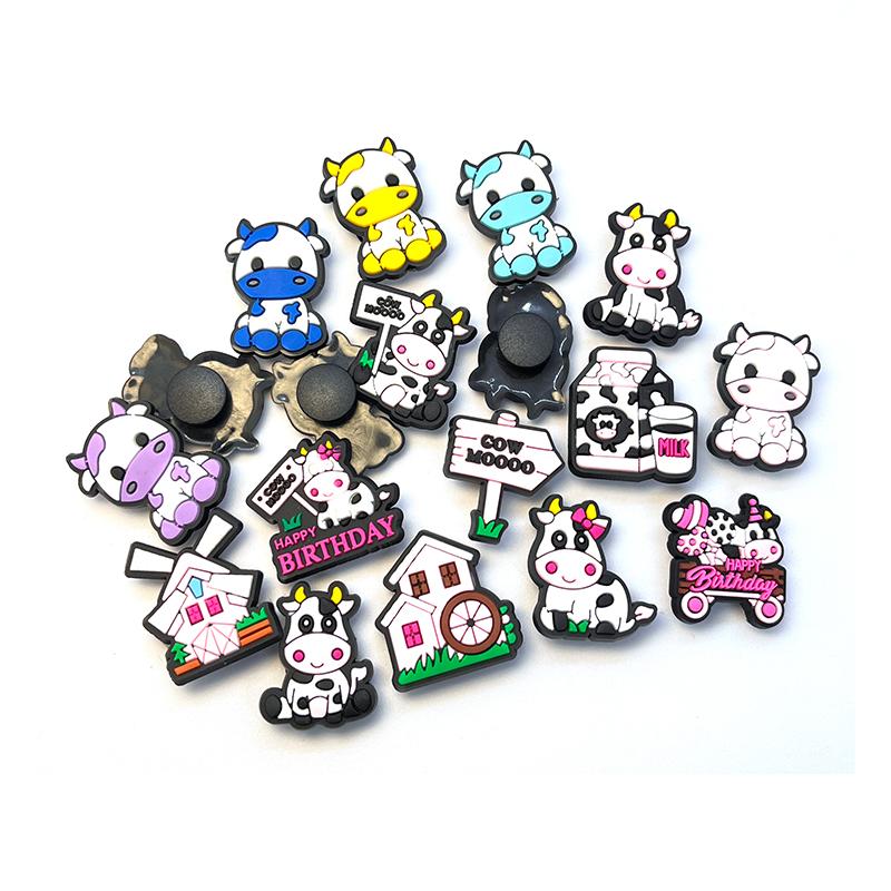 18 Stück süße Kuh-Serie Cartoon PVC Schuhanhänger Dekoration für Schuhzubehör