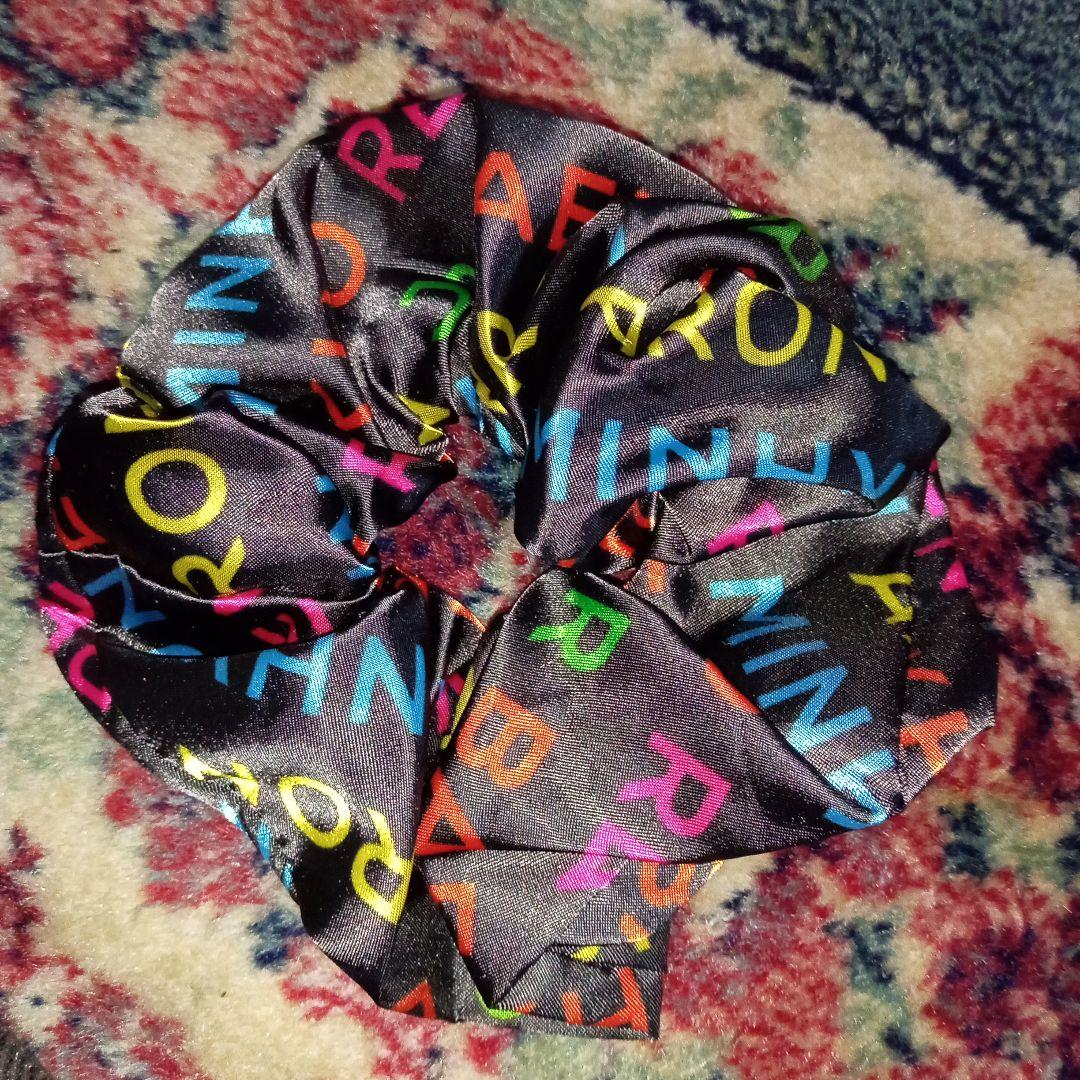 [Б/У] Резинка для волос с логотипом NU EST