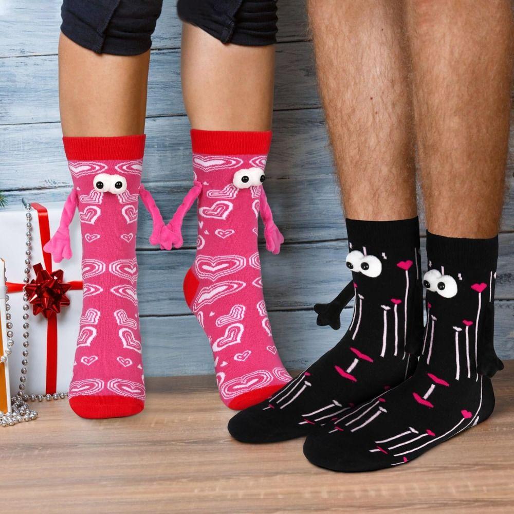 

Забавная пара белого цвета, держащая носки, оригинальные носки черного цвета, магнитные носки для пары