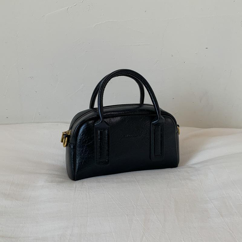 

Корейская версия портативная сумка-подушка для боулинга женская 2025 осень новая трендовая нишевая текстура зарубежный стиль на плечо сумка-мессенджер