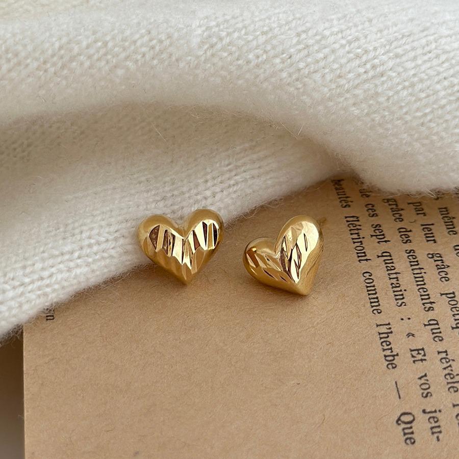 Elegant Heart Stud Earrings: Gold Texture, Liu Yifei Inspired Design