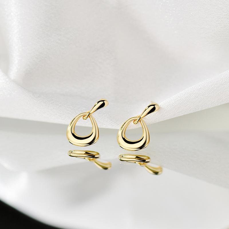 

Серьги-капли воды — это маленькие и элегантные серьги для женщин, геометрические формы и изысканный дизайн высокого класса.