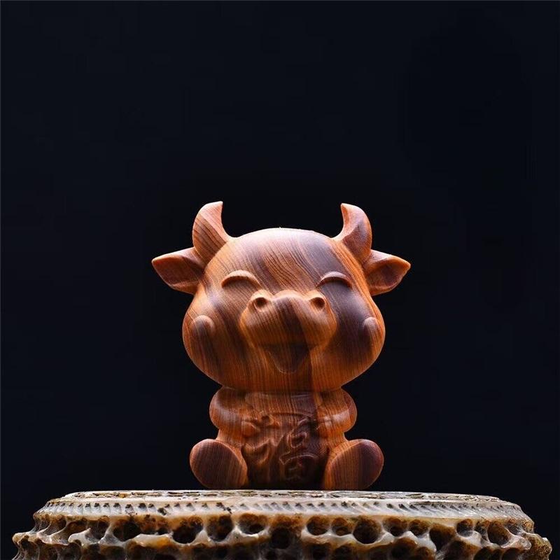 Natural High-Oil Old Material Thuja Wood Carved Lucky Ox, Cute Zodiac Ox Hand Piece, Creative Desktop Ornament, Festival Gift