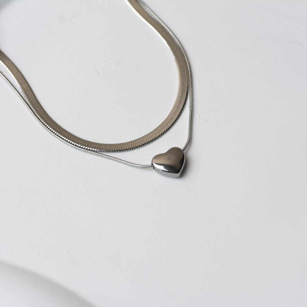 Einfache Titanstahl-Halskette Damen Leichter Luxus High-End Liebesanhänger Halskette Herbst- und Winter-Pulloverkette Minimalistischer Stil