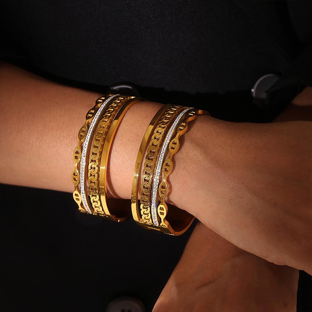 Dubai Bestseller: Exquisite Rhinestone-Studded NK Chain Bracelet with Day-Character Buckle, 18k Gold-Plated Titanium Steel, Light Luxury Style.