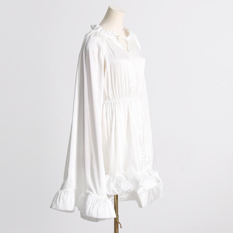 Sommermode 2025: Plissiertes Taillen-Rüschenkleid im Cape-Stil für Damen