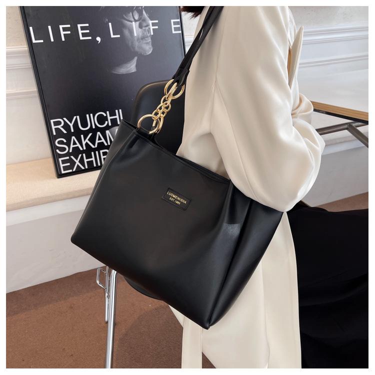 2025 New Fashion Tote Bag for Women Large Capacity Light Luxury Shoulder Bag High Quality Affordable Commuter Bag