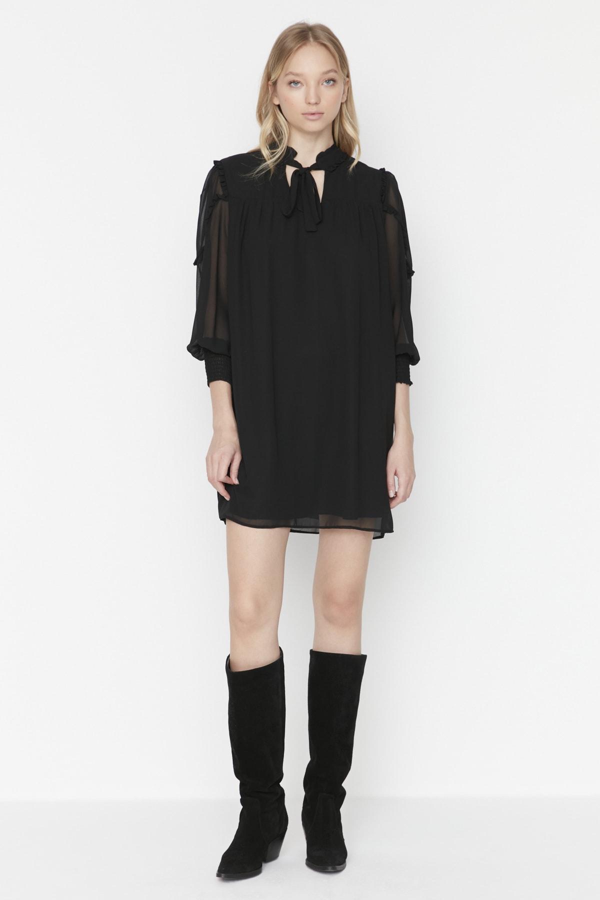 

Черное мини-платье на тканой подкладке с воротником-платком TWOAW23EL00947..