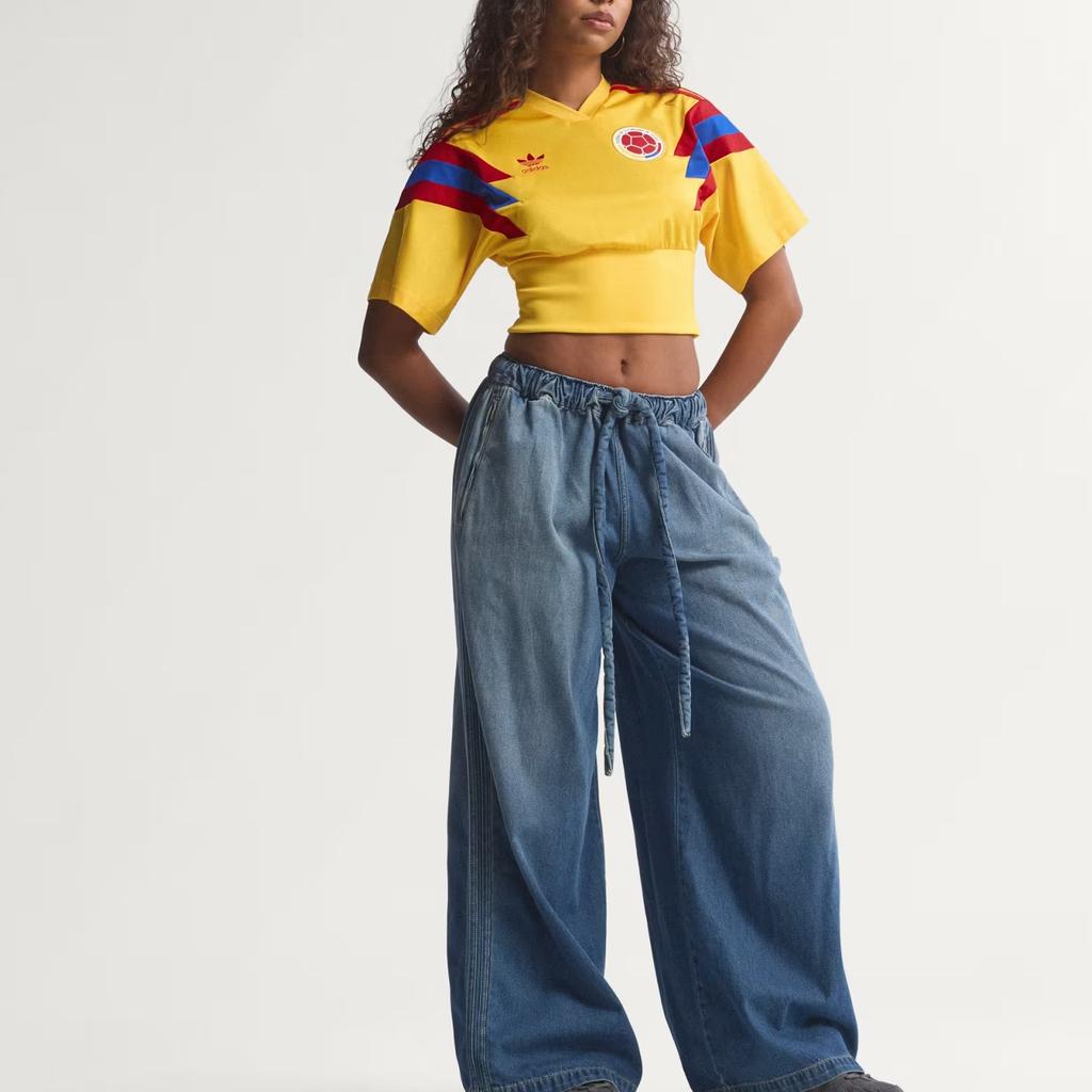 adidas Orijinaller SS25 Kolombiya Yeniden Yapılandırılmış Geri Getirme V Yaka Çizgili Renk Bloklu Kısa Kollu Futbol Forması Kadın üstleri KE2294