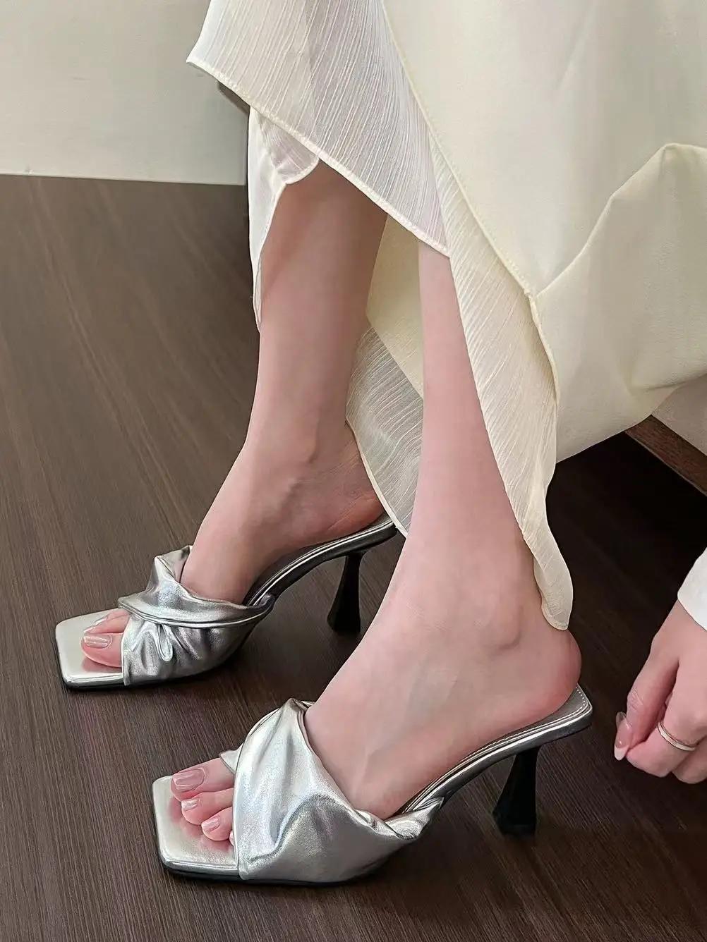 

Модные Модные Шлепанцы Сандалии 2025 Лето Новые Женские С Открытым Носком Сандалии на Высоком Каблуке Однотонные Т-образные В Сочетании с Элегантным Платьем 42 серебряный