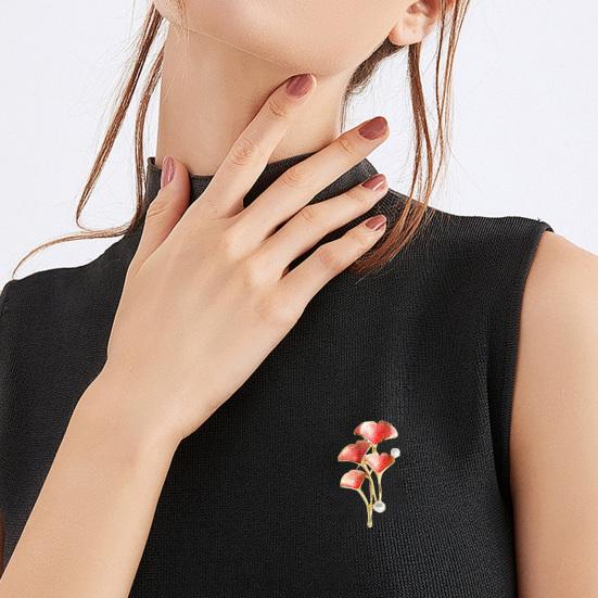 Brooch Pin Enamel Finish Imitation Pearls Ginkgo Leaf Design Zinc Alloy Pin with Gold-Plated Edges Suits Coats Sweaters Badge