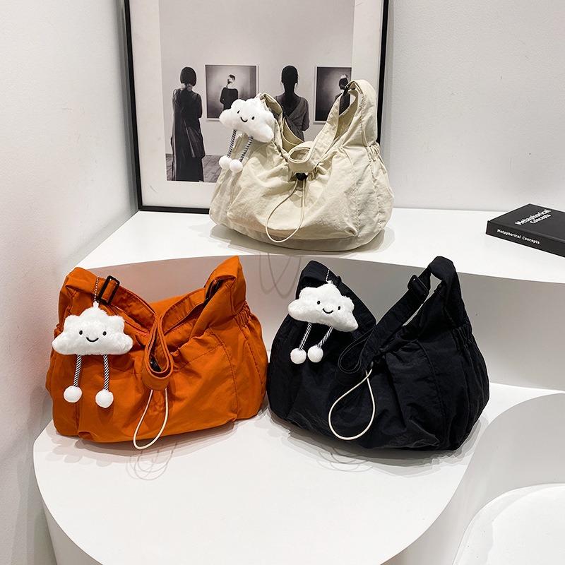 Fashion drawstring messenger bag women's new versatile pleated shoulder bag large-capacity student sports and leisure bag