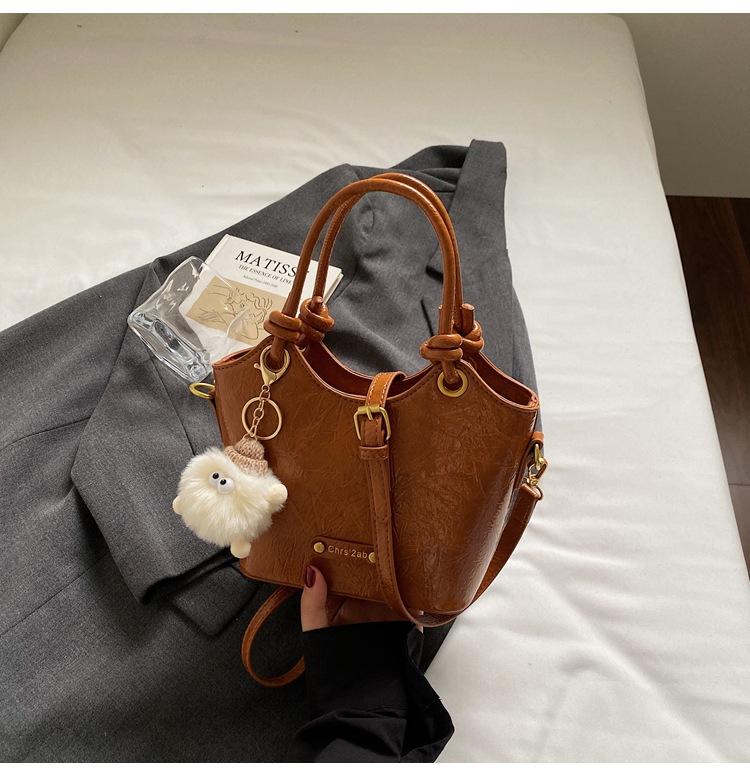 

Fashion oil wax leather small bag women s 2025 new retro portable bucket bag high-end niche shoulder messenger bag коричневий
