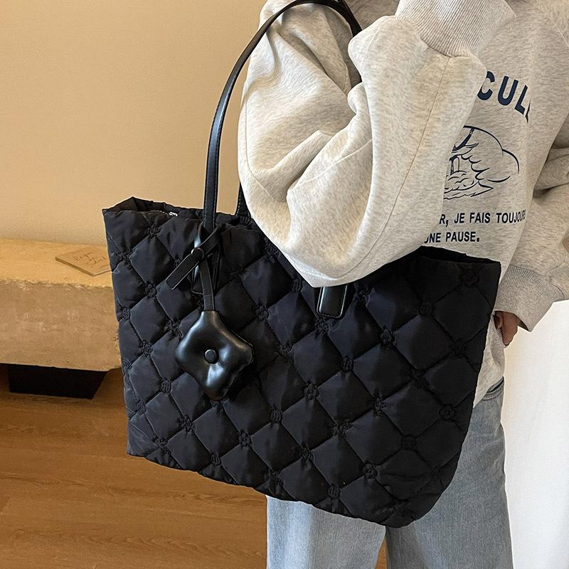 Light Cotton Clothes Bag Women's 2025 New Large-capacity Commuter Shoulder Armpit Bag Fashionable Versatile Diamond Tote Bag