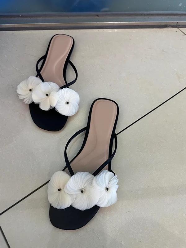 

Leather French niche flower one-word cool slippers women s outer wear 2025 spring and summer new versatile flat sandals 40 чёрный
