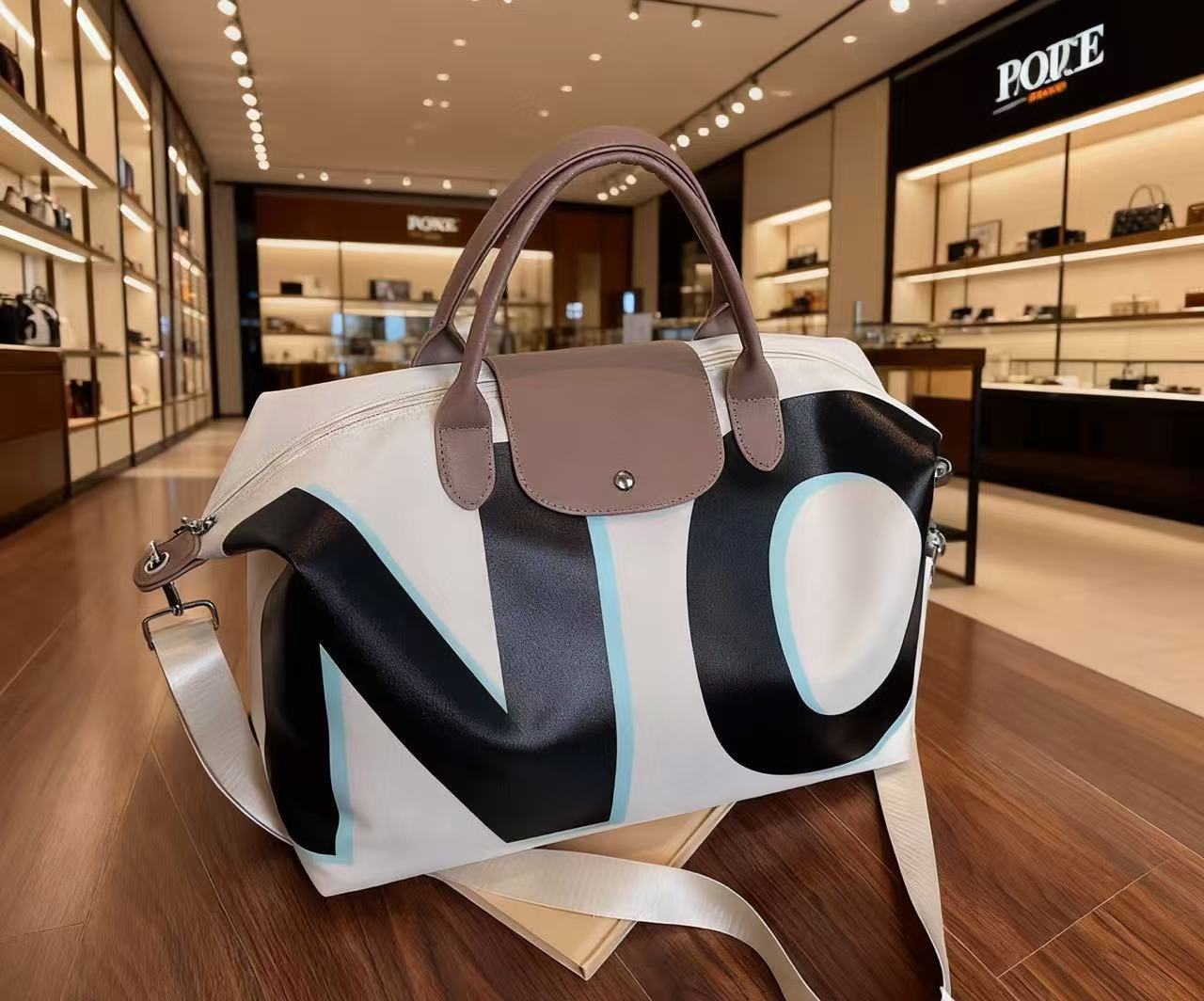 

Lazy wind travel shoulder tote bag female alphabet new large-capacity messenger bag travel design sense commuter bag