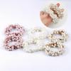3 Stück Kunstperlen Haargummis • Elastische Scrunchies Dehnbare Bänder • Perlenketten Haaraccessoires für Damen • Pferdeschwanz Dickes Haar • Weiß&Gold&Rosa