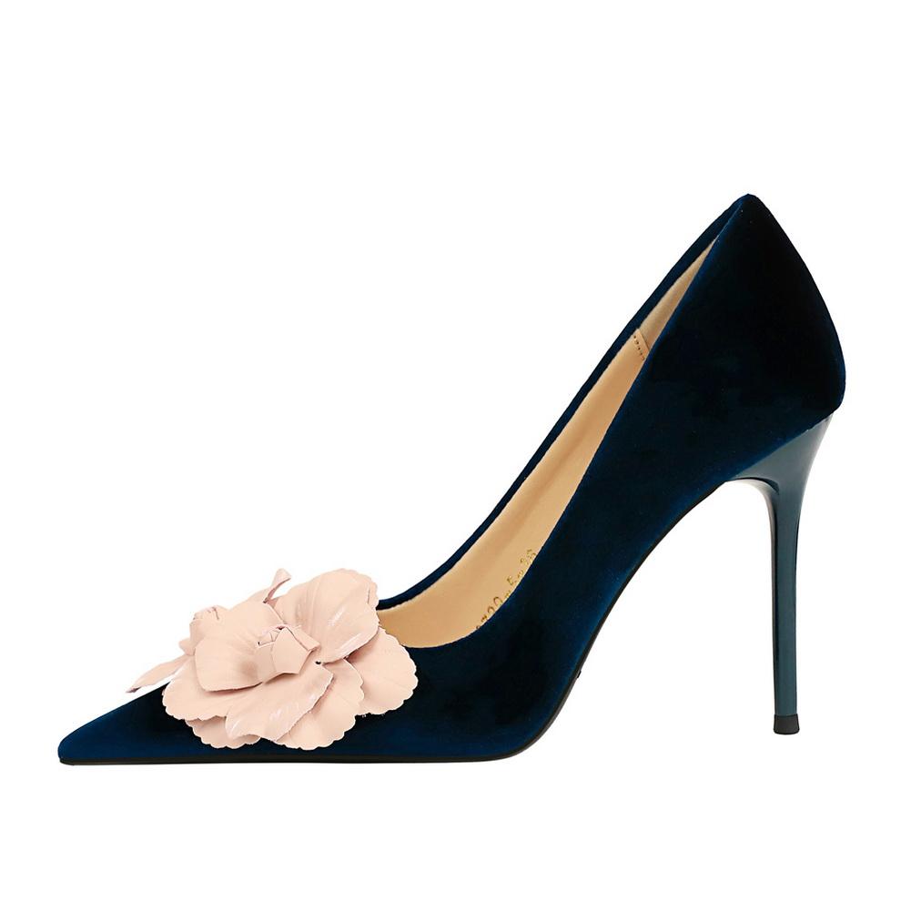Sapatos de salto alto para banquete com salto fino e acabamento em camurça. Sapatos femininos de bico fino e bico fino, com blocos de cores e formato de flor