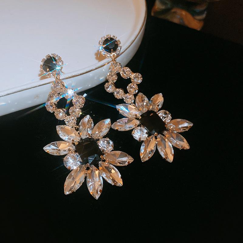 Europäische und amerikanische Super-Flash-Diamant-verzierte Blume digitale Fransen-Steckohrringe Kaltwind-Ohrringe Übertriebene Ohrringe