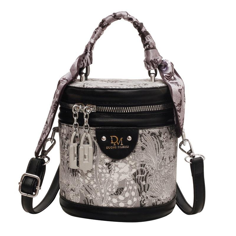 High-end fashion casual niche texture bucket bag 2025 new women's bag trend versatile messenger bag women
