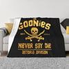 Die Goonies sagen niemals auf – Warme Flanell-Decke mit gotischem Piratenschädel für Schlafzimmer, Büro und als Tagesdecke