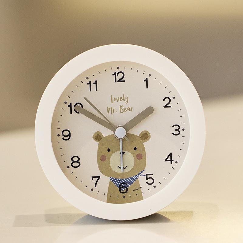 

Студенты и дети используют милые мультяшные часы для сканирования прикроватной тумбочки в спальне за секунды. Бесшумные мальчик и девочка с ночником-будильником