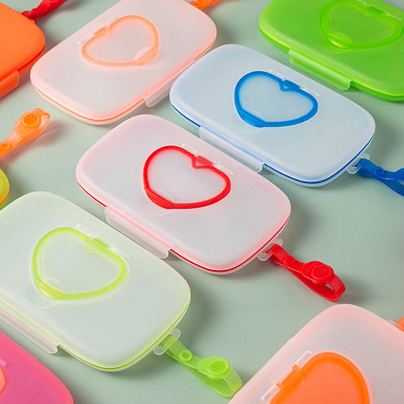 1PC PP Material Portable Heart-Shaped Wet Wipe And Mask Storage Box with Snap Closure for Kids Travel Tissue Holder