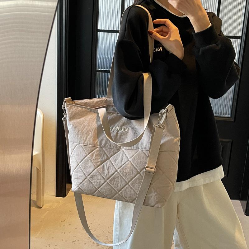 Big Bag Women's 2025 New Fashion Niche Design Tote Bag Casual Foreign Style Personality Trend Commuter Armpit Bag