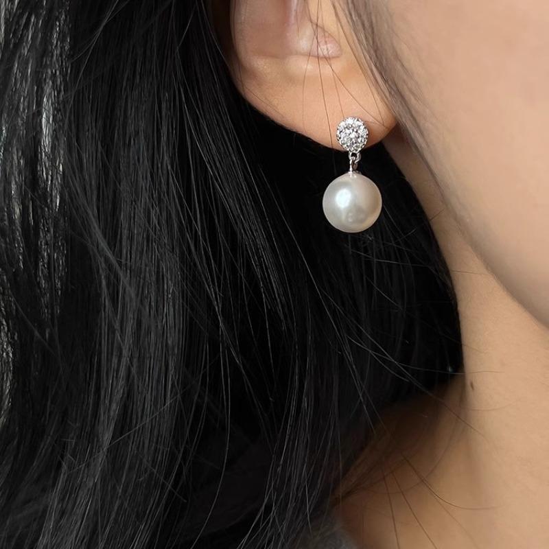 Simple Yet Elegant Pearl Earrings with A Touch of Sophistication. Luxurious Yet Niche, Featuring Tiny Inlaid Zirconia Stones.