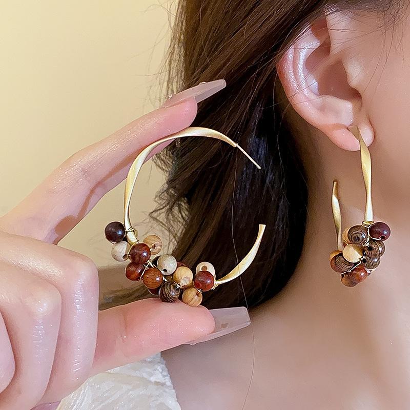 Retro ethnic style sandalwood bead c-shaped earrings, bohemian asymmetrical fringed earrings personalized earrings