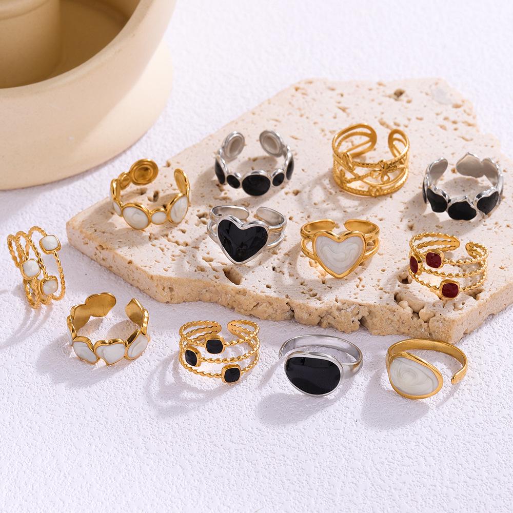 Anello in Acciaio Titanio Placcato Oro - Elegante Stile Ins da Donna con Sensazione di Alta Gamma e Design Semplice, Influenza Europea e Americana.