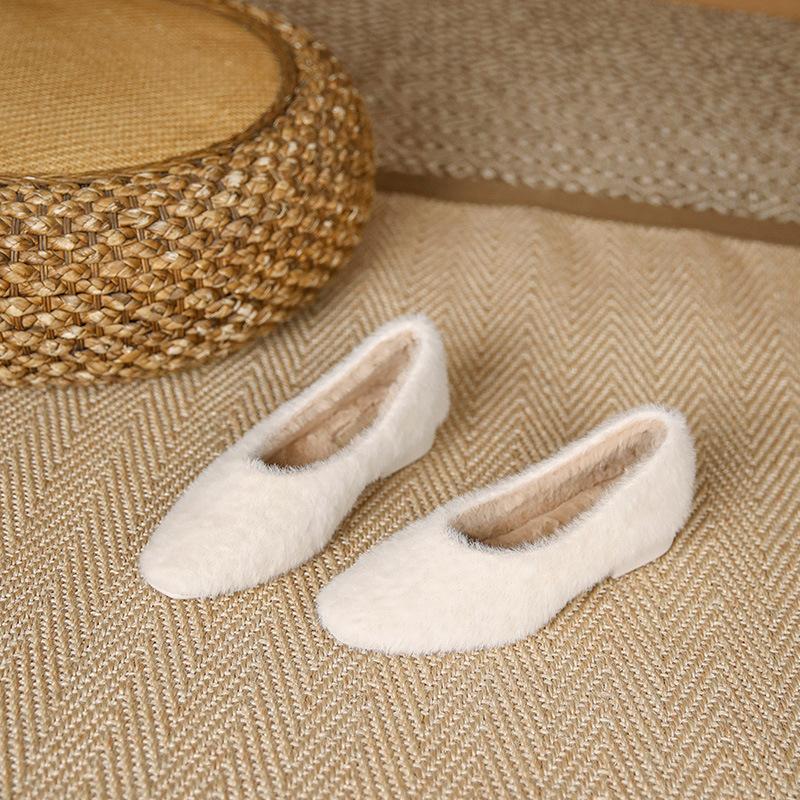 Mote 2025 Vinter Pelssko Dame Spiss Tå Pumps Fluffy Lave Hæler Loafers Damer Varm Plysj Escarpins Femme Slip On Pels Hæler