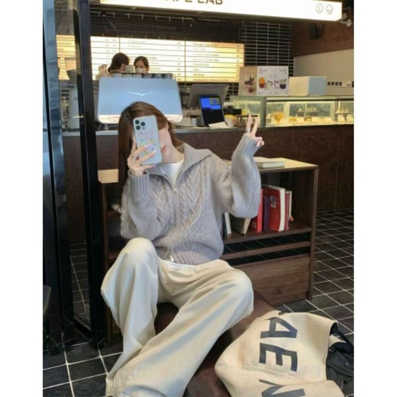 Twist Diamond-shaped Plaid Lapel Zipper Temperament Ladies Sweater Jacket, Niche Thickened Outerwear Lazy Knitted Cardigan