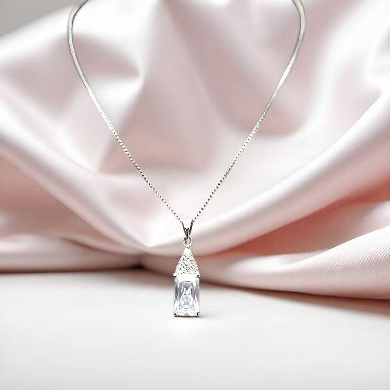

New White Zirconia Pendant Necklace - Stylish Jewelry Accessory for Women срібний
