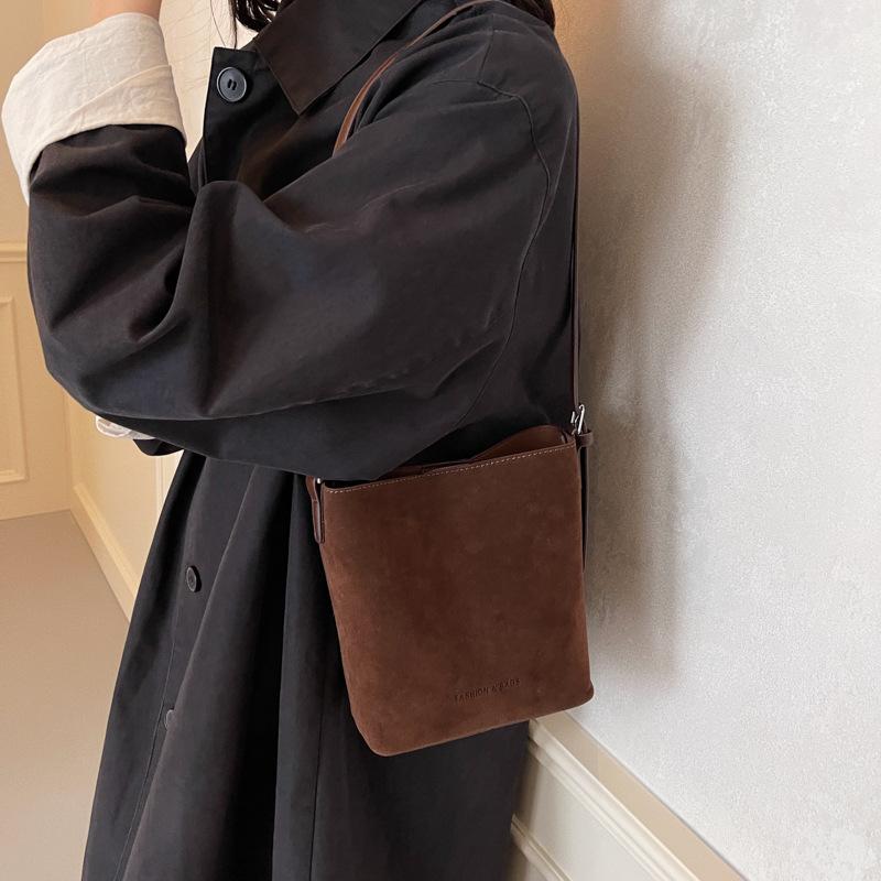 Premium retro matte bucket bag women's autumn and winter new fashion casual shoulder bag commuter messenger bag