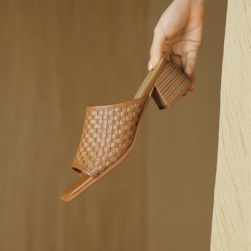 Krazing Pot Naturalne skórzane podstawowe stylowe muły z odkrytymi palcami średnie obcasy letnie buty rzymskie tkane zdobienie damskie sandały