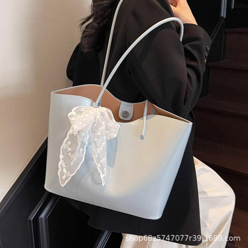 Foreign style simple urban commuting large capacity portable tote bag women's new high-end casual shoulder armpit bag