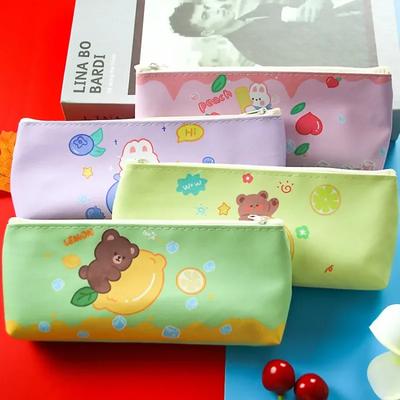 Niedliches Federmäppchen aus PU in Bonbonfarben mit Cartoon-Bär, Kaninchen und Obst, tragbare Aufbewahrungstasche für Schreibwaren mit großer Kapazität, Kawaii-Schulbedarf