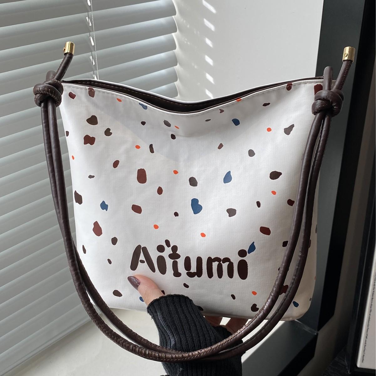 

Women s bag 2025 new fashion simple retro texture foreign style shoulder bag Korean version simple and versatile commuter bucket bag белый